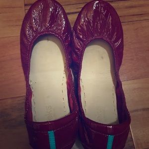 Size 9 red patent leather tieks - like new!